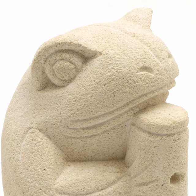 スリンを持ったカエルのガムラン隊石像 1体 バリ島の白い石像 かえるの 