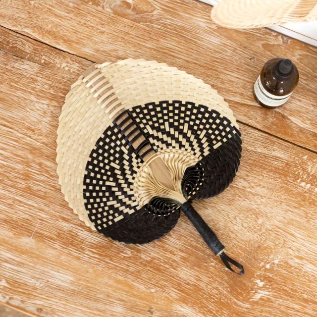 扇子　&　ハンドメイド　うちわ うちわ ロンタル椰子製 ハンドメイド ビーズ付き モダンアジアン