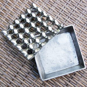 灰皿 アルミ製灰皿 Lサイズ おしゃれ フタ付 卓上灰皿 灰ざら はいざら 来客用 アンティーク かっこいい アッシュトレイ 波型の通販はau Pay マーケット アジア工房