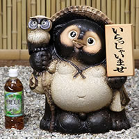 表札持ち狸 縁起物 たぬき 置物 名入れ 信楽焼 縁起物やきもの やき 焼き物 狸 和風 陶器 【手作り】 表札持ち狸 縁起物 たぬき 置物 名入れ 信楽焼 縁起物やきもの やき 焼き物 狸 和風 陶器 【手作り】