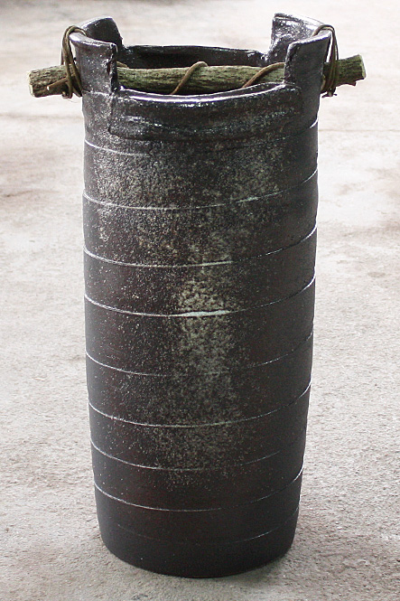 傘立て 信楽焼 黒釉手桶傘立   傘立 陶器    彩り屋_の通販は 15,375円