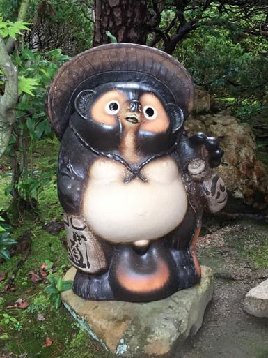 福々ひねりたぬきの陶器置物 傘と酒樽付き❣️縁起物 福々ひねりたぬきの陶器置物 傘と酒樽付き❣️縁起物 楽天市場