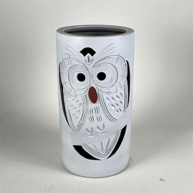 【店長イチオシ!! 】傘立て 信楽焼 白釉ふくろう彫傘立   傘立 陶器    彩り屋_