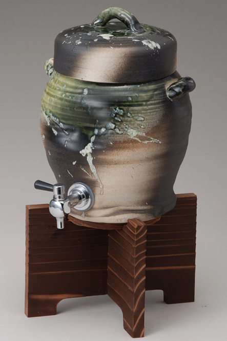 ビードロサーバー 陶器・信楽焼　焼酎サーバー 還暦祝い ギフト お祝い 彩り屋　木の台付の通販は 23,660円