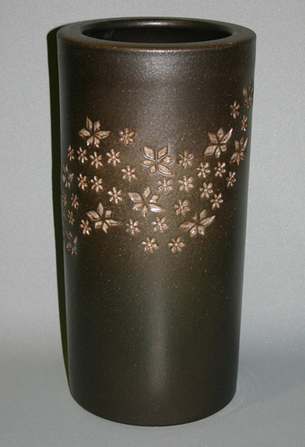 傘立て 信楽焼 黒釉小花傘立   傘立 陶器    彩り屋_の通販は 15,240円