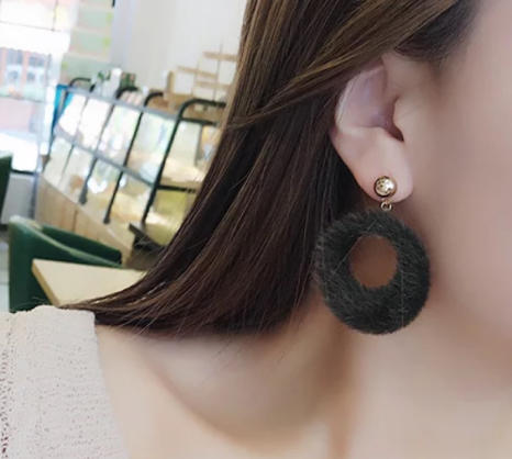 秋冬 新作 レディース アクセサリー ピアス ファーピアス リングピアス ファーリング フェイクファー シャギー ファーの通販はau Wowma ワンピース ドレス の Mm Square 1