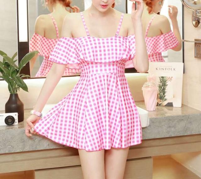 オフショル ギンガムチェック ワンピース水着 ピンクの通販はau PAY