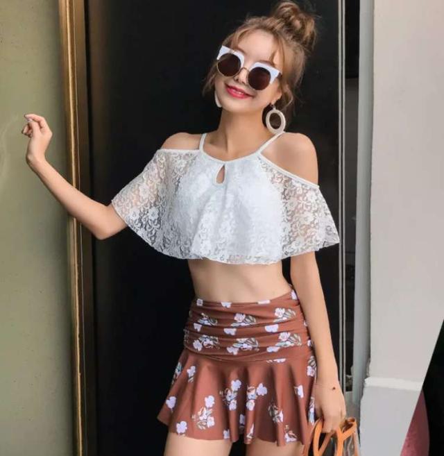 体型カバー 水着 タンキニ ビキニ 3点セット 大きいサイズ レディース 2019年新作 ビーチウェア 40代 30代 20代 フレアスカート フリル レース セットアップ 肩出し ワンショルダー 花柄 透け感 着やせ 韓国 ママ オシャレ ＸＬ 海 プール マリンスポーツ ホワイト ブラウンの通販は