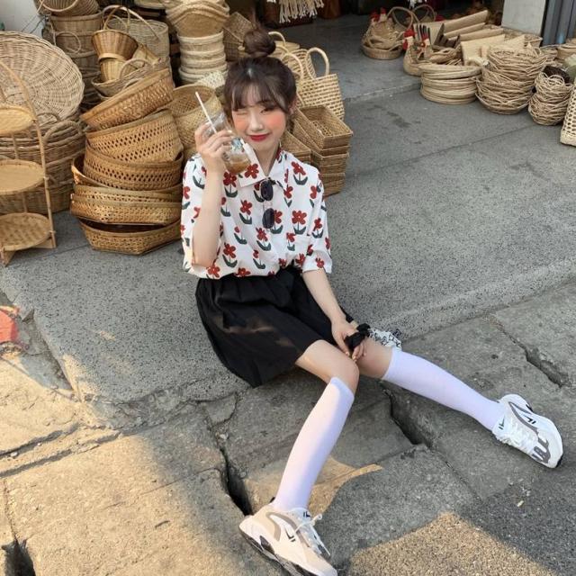 ブラウス ラウンドネック プリント柄 花柄 レトロ ドライブ リゾート 食事会 お出かけ 休日 女子会 可愛い 女子旅 休日スタイル 大人カジュアル ブラウス ラウンドネック プリント柄 花柄 レトロ ドライブ