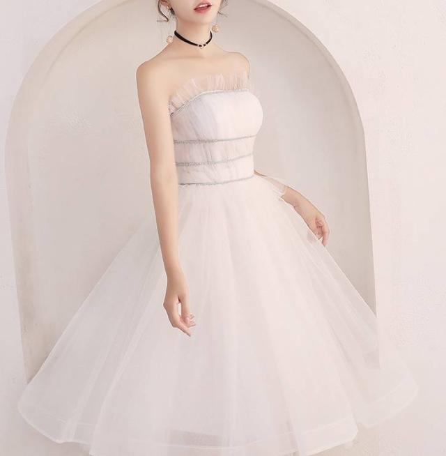 パーティードレス ウエディングドレス 春夏 結婚式 花嫁 マリアージュ ホワイト 大きいサイズ ひざ下丈 ミモレ丈 チューブトップ 袖なし Xライン フレア シフォン 透け感 グリッター ラインストーン ハートカット 20代 30代 フェミニン ガーリーの通販は