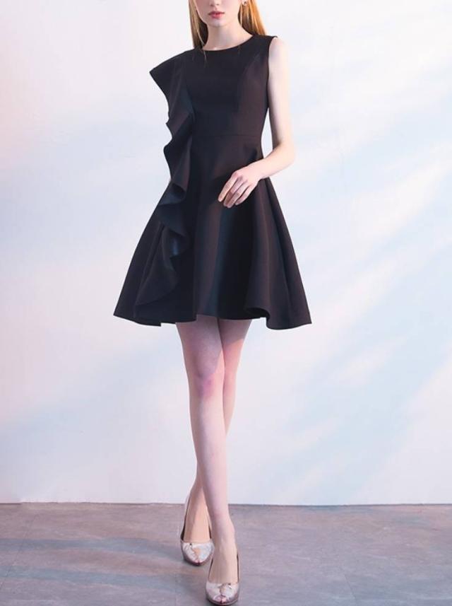 パーティードレス エレガント フリル ノースリーブ クールネック 不規則 ミニ丈 フレア 無地 シック 黒 パーティー 結婚式 二次会 パーティードレス エレガント フリル ノースリーブ クールネック 不