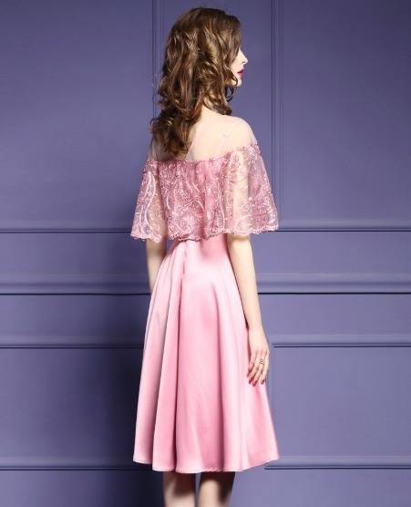 パーティードレス 花柄 刺繍 スリムウエスト ピンク ボートネック 膝丈 ミディ丈 Aライン 透け感 チュール ケープ風 エレガント パーティードレス 花柄 刺繍 スリムウエスト ピンク ボートネック 膝丈