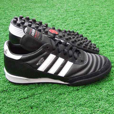 ムンディアルチーム　ブラック×ランニングホワイト×レッド　【adidas|アディダス】サッカートレーニングシューズ019228の通販は
