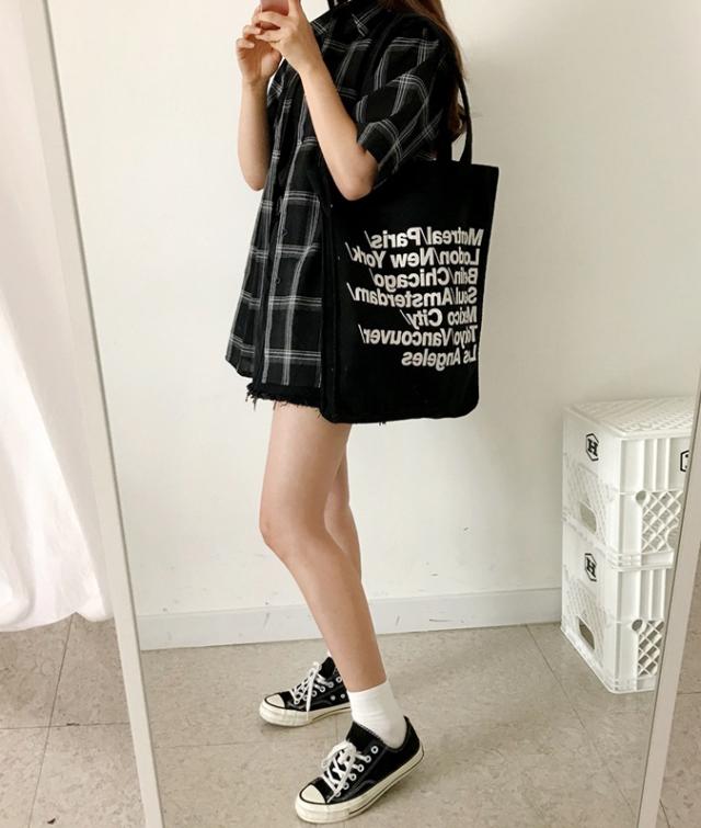 ゆったりコーデも可愛く決まる チェック柄 オーバーサイズシャツ 半袖 レディース トップス 黒 白 0126 の通販はau Pay マーケット Sayurio