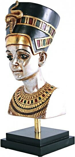 Egyptian Queen Nefertiti Statue on Museum Mount_1
