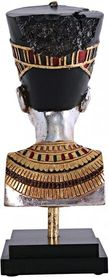 Egyptian Queen Nefertiti Statue on Museum Mount_3