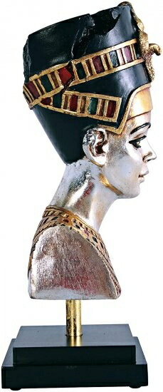 Egyptian Queen Nefertiti Statue on Museum Mount_5