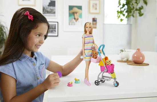 Barbie バービー散歩  'n遊びの子犬が金髪のバービー人形（11.5インチ）、2匹の子犬、ペットベビーカー、アクセサリー、3-7歳の贈り物でプ｜au PAY マーケット