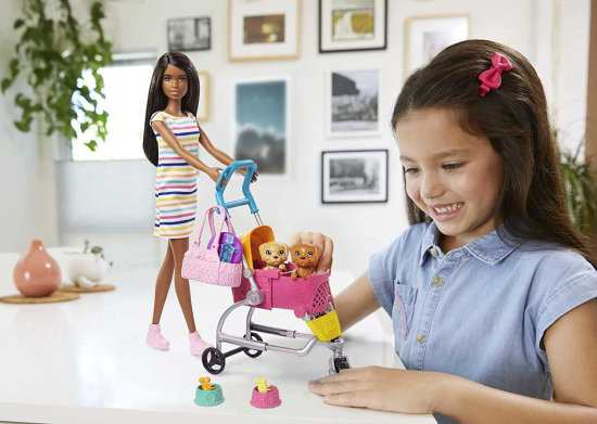 Barbie バービー散歩 'nブルネット人形（11.5インチ）、子犬2匹