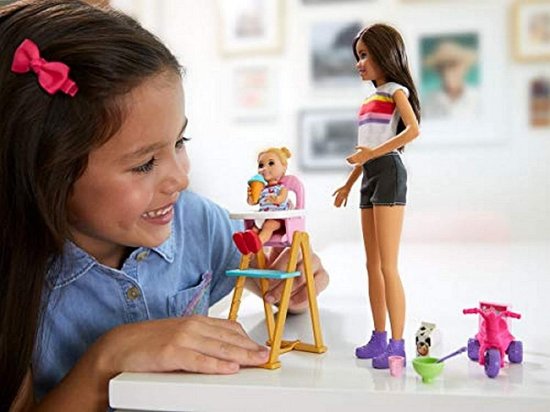 Barbie バービー Skipper Babysitters Inc.ベビーシッタースキッパードール、飼育機能付きの幼児人形、ハイチェア、三輪車、3歳から7歳の子供向けの食品をテー_1