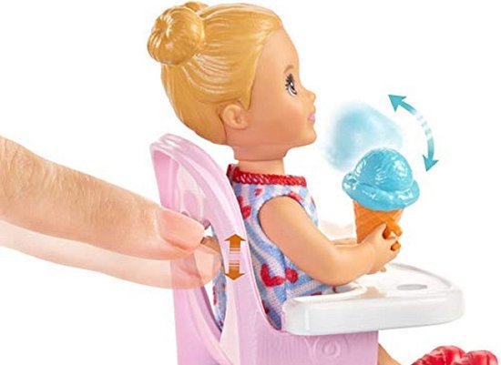 Barbie バービー Skipper Babysitters Inc.ベビーシッタースキッパードール、飼育機能付きの幼児人形、ハイチェア、三輪車、3歳から7歳の子供向けの食品をテー_2
