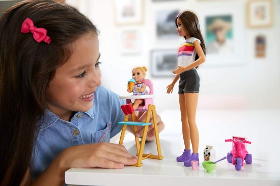 Barbie バービー Skipper Babysitters Inc.ベビーシッタースキッパードール、飼育機能付きの幼児人形、ハイチェア、三輪車、3歳から7歳の子供向けの食品をテー_7