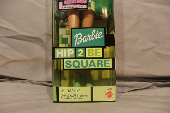 Barbie ヒップ2は、クールなアクセサリー付きの正方形のバービー人形