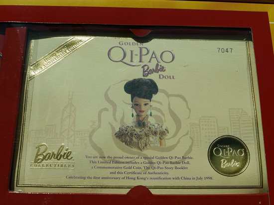 Barbie  バービー香港1998アニバーサリーエディションゴールデンキーパオ記念ゴールドコイン、信頼性証明書、QI-PAOストーリー（限定版199｜au PAY  マーケット
