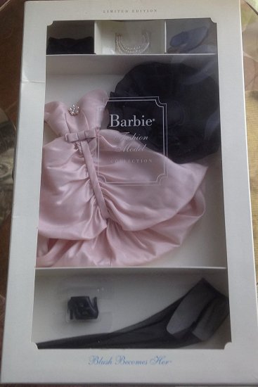 Barbie 2000バービーファッションモデルコレクション - ブラッシュが彼女のファッションセットになります