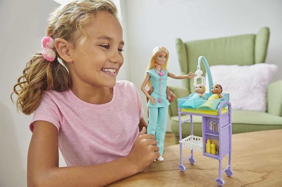 Barbie バービーベビードクターは、ブロンド人形、2つの幼児人形、試験