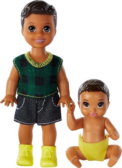 Barbie バービー Skipper Babysitters Inc.人形、2パックの兄弟人形には、3-7歳のおむつの小さな幼児人形とベビードールが含まれています