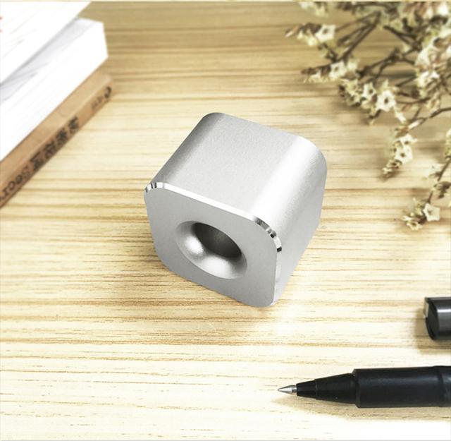 1286 ブルドック 文鎮 ペン置き　鉄　金属製 南部鉄器 ＞ 南部鉄灰皿・置物 ＞ 南部鉄 ペン立て文鎮 セロ弾き