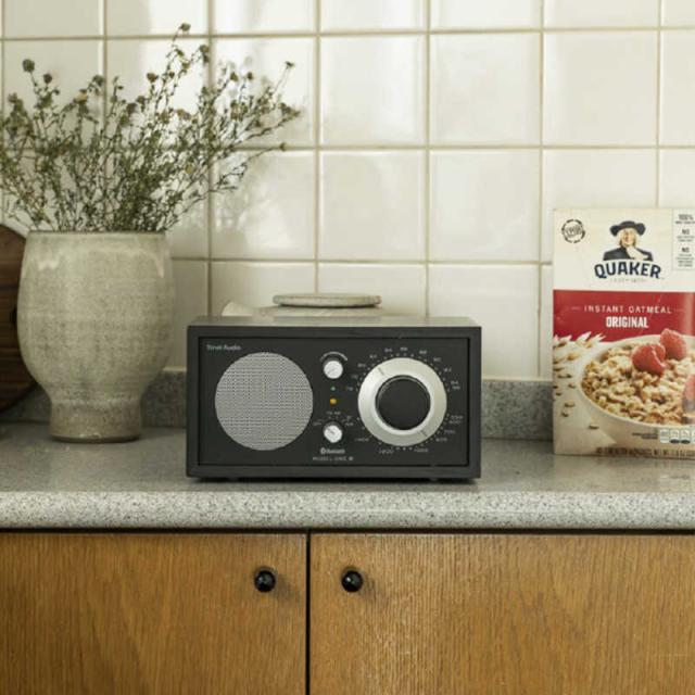 TIVOLIAUDIO　Model One BT｜ AM/ ワイドFM/ Bluetooth テーブルラジオ スピーカー ［Bluetooth対応］ Silver-Black　M1BT-1435-JP_1