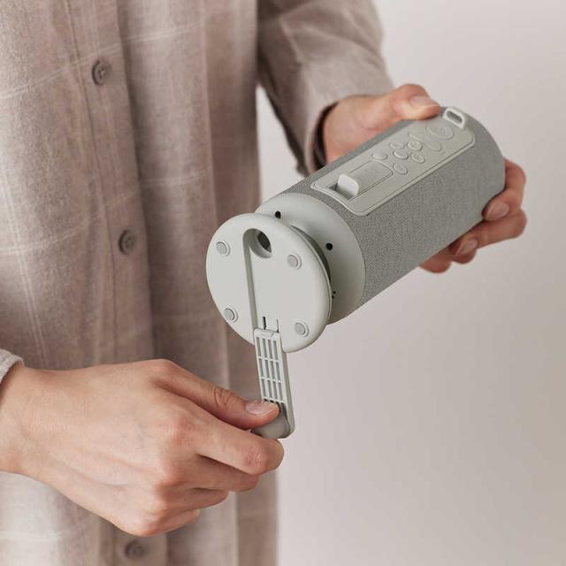 RHYTHM 音楽的リズム CRANKSPEAKER もしもの時も給電、くつろぎのラジオ受信機付き添い人 ［防滴 / Bluetooth相応う］ ともし火薄墨色 9YYA50RH08