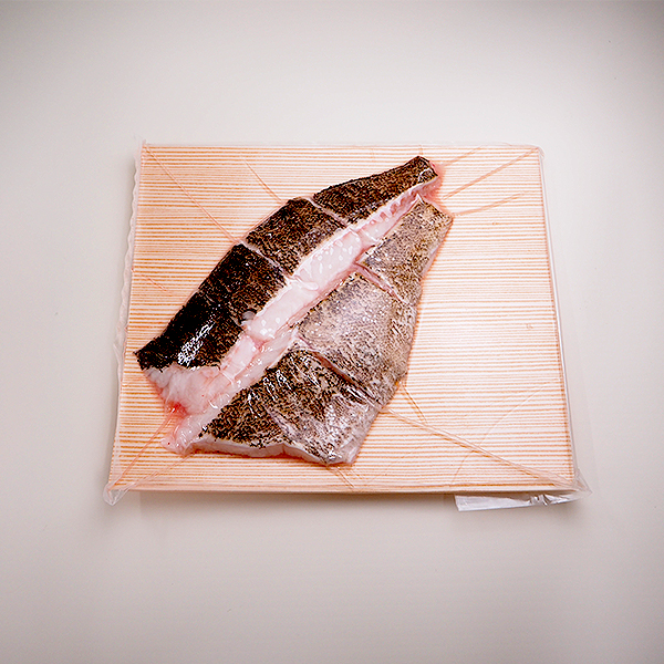 クエ お鍋用切り身約500g アラ付き 冷凍便 クエ鍋 の通販はau Pay マーケット 築地魚群 世界中の美味しい食材を 世界の豊洲市場 よりお届けします