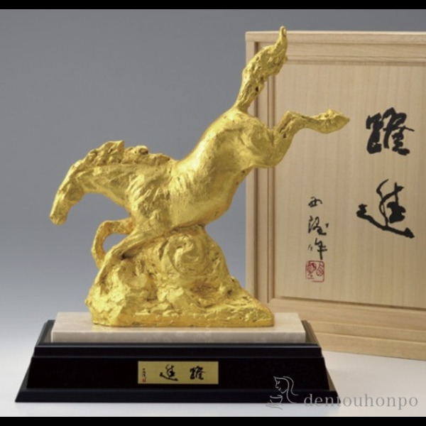 「送料無料」 銅製 躍進 金箔 石付木製台付き ( 木札名入れ有料 子 辰 龍 午 丑 高岡銅器 結婚 出産 内祝い 引き出物 金婚式 )の通販は 137,500円