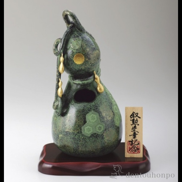 「送料無料」 六瓢花器 青銅色 花台（並板）付き ( 木札名入れ有料 初任給 プレゼント 父の日 早割 花瓶 フラワーベース 花器 仏間 )