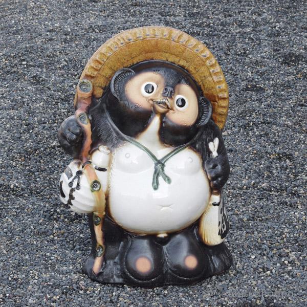 「送料無料」 福ひねり狸 20号 ( 木札名入れ有料 置物 幸運 風水 縁起物 人気 信楽焼 結婚 出産 内祝い 引き出物 金婚式 )
