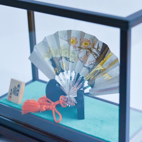 ss4098 末廣 純銀 秀雄作 扇 銀細工 工芸品 ガラスケース付 ② 25神