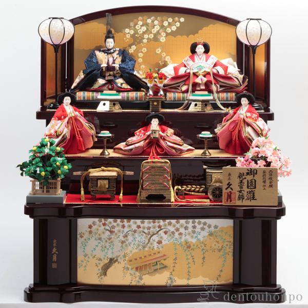 名入れ木札無料 「送料無料」 雛人形 木製三段・五人飾り 金彩刺繍・御園雛 幅 90cm 名入りプレート・顔紙・収納用ふくさ・防虫剤付き )の通販は