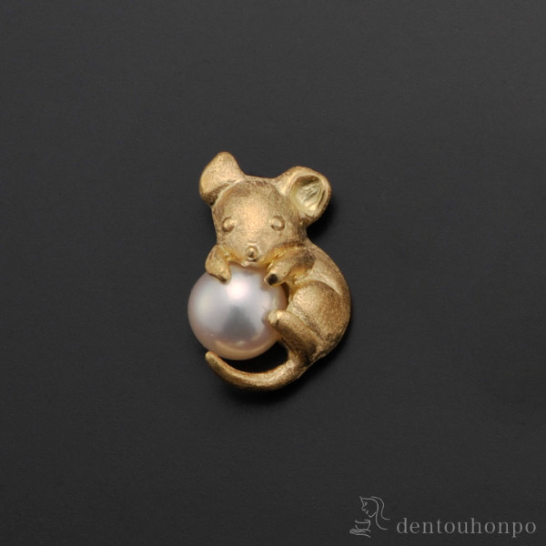 「送料無料」 K18／アコヤ真珠 干支ピンズ 子 別珍ケース付き ( 光則（金工芸） おしゃれ かわいい ピン アクセサリー )