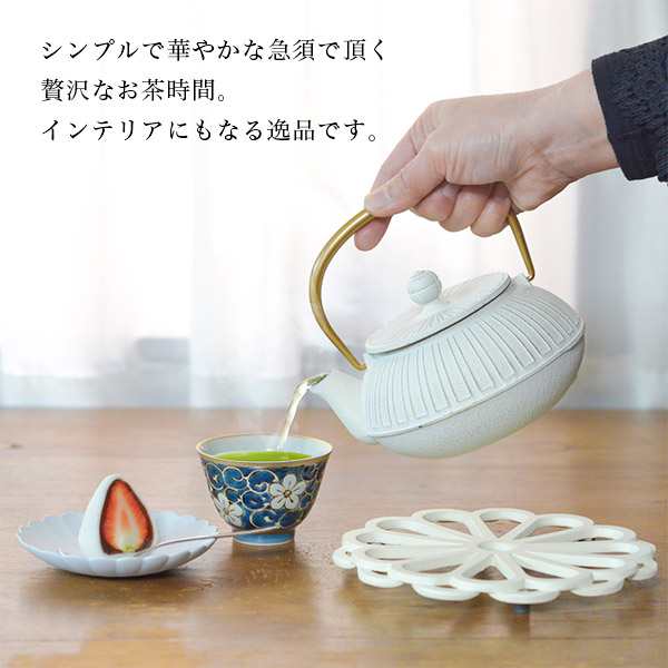 送料無料」 急須5型 菊 金/麻色 茶こし付 ( 岩鋳 ティーポット お茶 煎茶 日本茶 おすすめ 南部鉄器 結婚 出産 内祝い )の通販はau  PAY マーケット - 伝統本舗 | au PAY マーケット－通販サイト