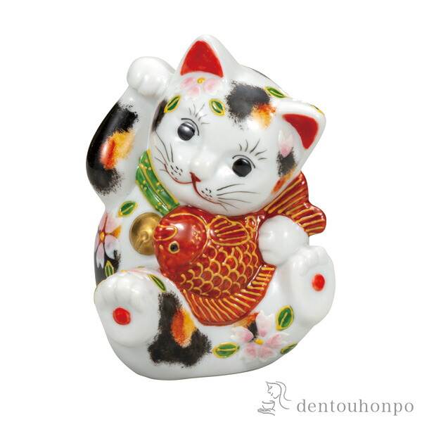 「送料無料」 鯛招き猫 三毛盛 3.8号 ( 木札名入れ有料 退職祝い 定年 置物 幸運 開運 まねきねこ 風水 九谷焼 結婚 出産 内祝い )の通販は 14,300円