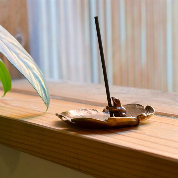 銅製 香立 ぶどうに蛙 大 ( お香 線香 リラックス 仏具 人気 高岡銅器 結婚 出産 内祝い 引き出物 金婚式 誕生日プレゼント 還暦祝い )