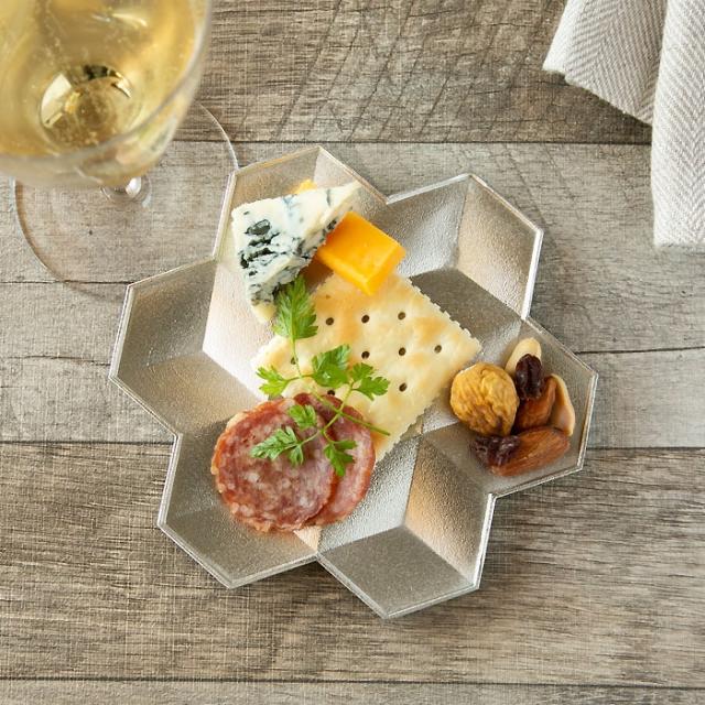 「送料無料」 平皿 Snowflakes S ( 能作 退職祝い 定年 プレート 醤油皿 豆皿 和食 洋食 高岡銅器 結婚 出産 内祝い 引き出物 金婚式 )