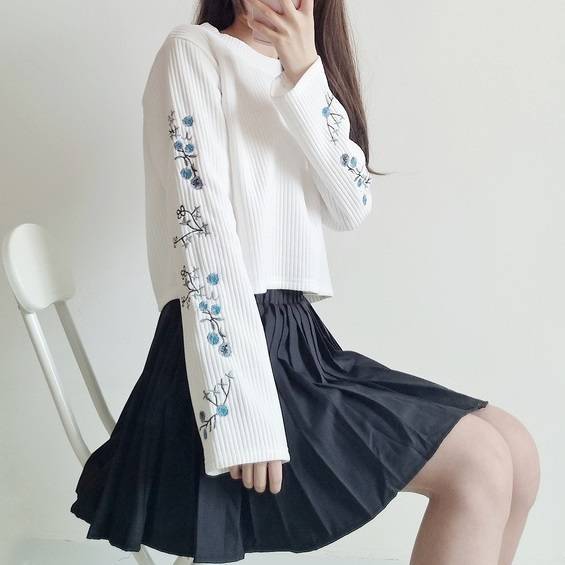 花柄 刺繍 ニット 長袖 カットソー ミニ丈 ショート丈 フェミニン レディース トップス 韓国 ファッション 韓国 春服 秋服 プチプラ デーの通販はau Pay マーケット Aeka Clothet