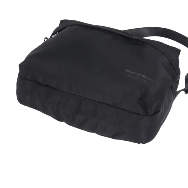 ブラックショルダーバッグ ヤックパック(YAK PAK)スクエア ショルダーバッグ 黒 YAK24S010006 BLK
