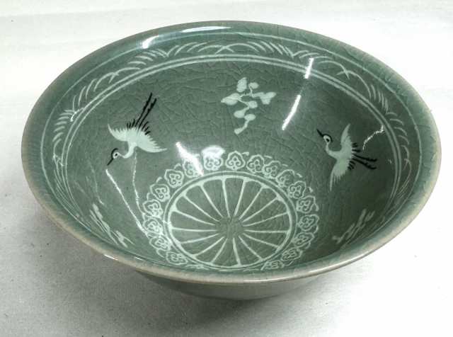 高麗青磁 壽安窯 張英安作（保証） 象嵌雲鶴文深茶碗 骨董 時代