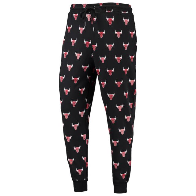 ワイルドコレクティブ メンズ スウェットパンツ ジョガーパンツ Chicago Bulls The Wild Collective Allover Logo Jogger Pants - Black_1