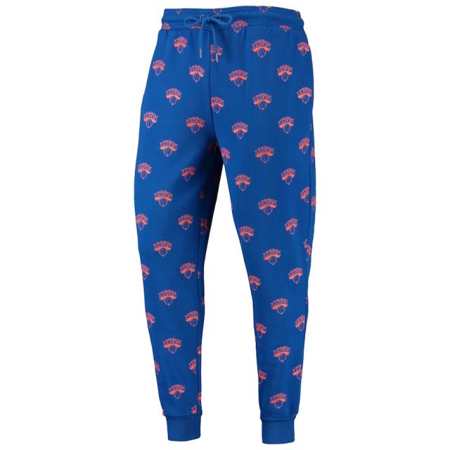ワイルドコレクティブ メンズ スウェットパンツ ジョガーパンツ New York Knicks The Wild Collective Allover Logo Jogger Pants - Royal_1